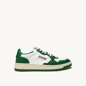 Autry- MEDALIST LOW SNEAKERS IN TWO-TONE LEATHER COLOR WHITE AND GREEN
